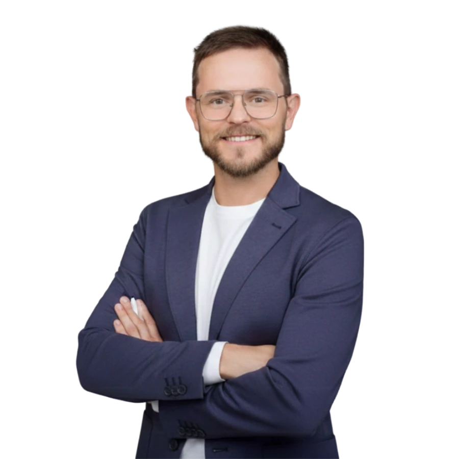 Sebastian Wlodarczyk mit verschränkten Armen – Experte für Marketing- und Vertriebsstrategie