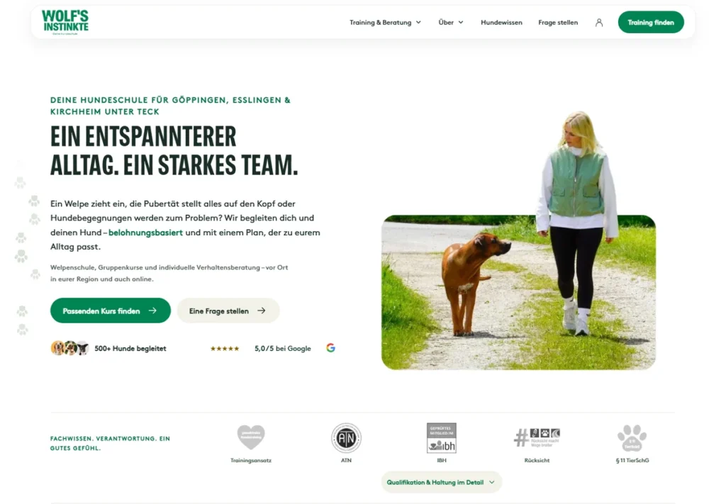 Aktuelle Startseite von Wolf’s Instinkte mit Trainingsangeboten und Carolin Wolf mit Hund